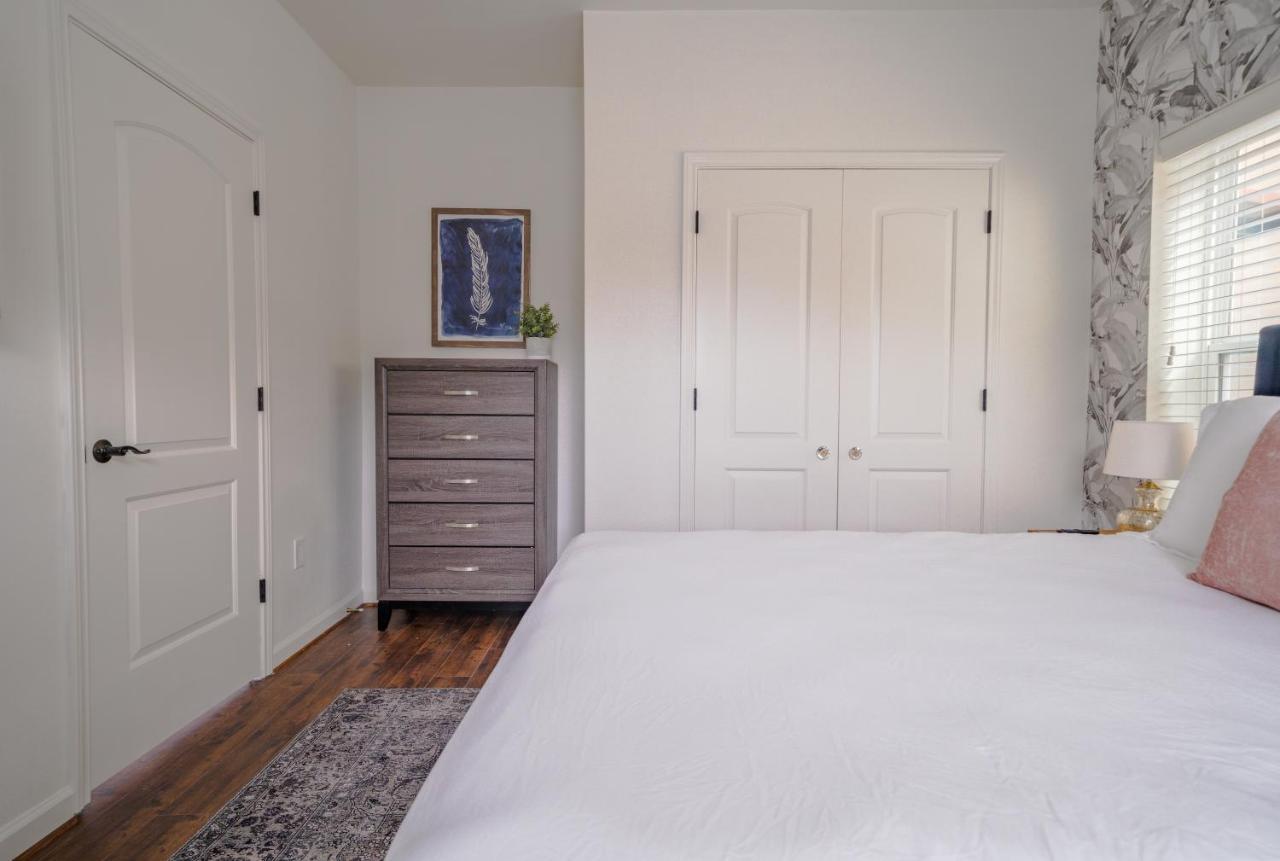 Unit 1 - Spacious & Renovated Apt In The City's Action Apartamento
